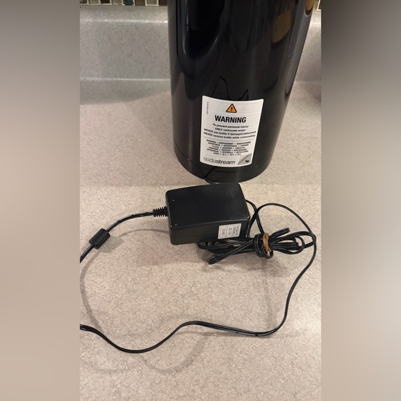 SodaStream One Touch Electric Sparkling Water Maker Bundle (Black) with CO2 - Picture 4 of 8